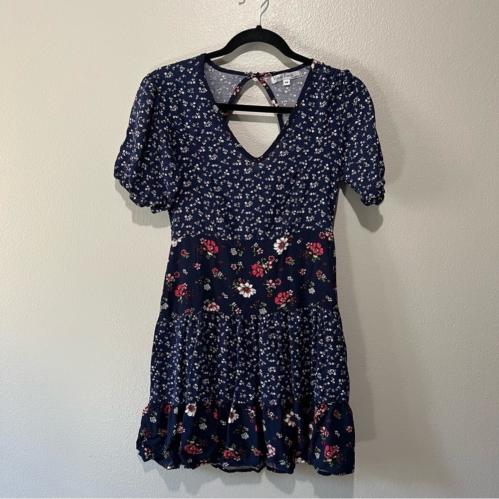 VELVET TORCH- Flowy Dress with Floral print with opening in back Size M